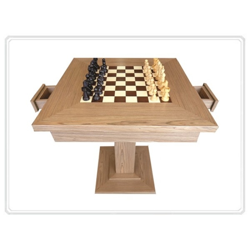 Peças de xadrez de madeira branca dispostas no tabuleiro de xadrez no hotel